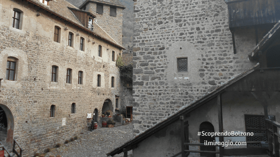 Scorcio sul cortile interno di Castel Roncolo
