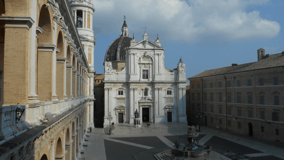 Piazza della Madonna e la Basilica
