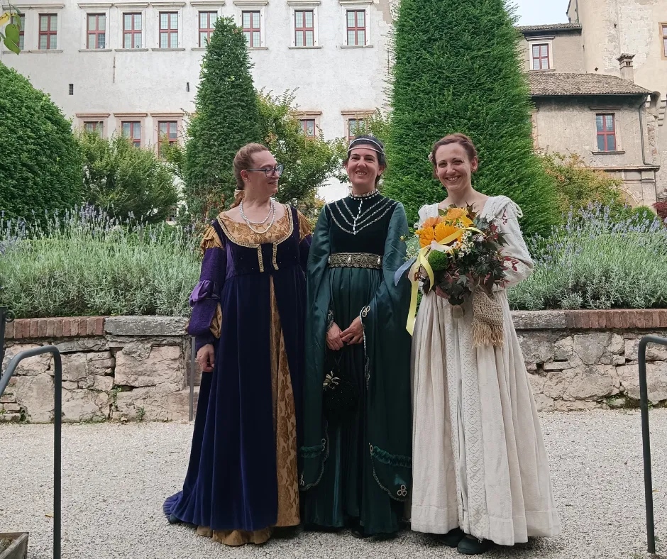 alcune dame del corteo storico delle feste vigiliane trento