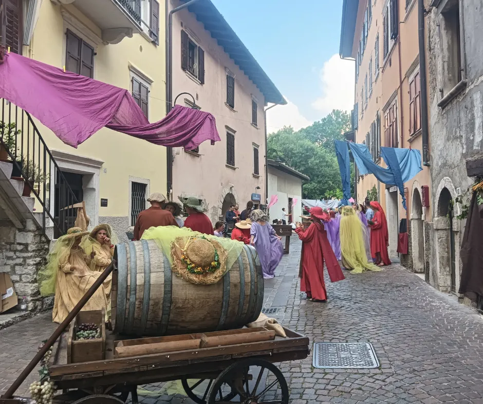 in attesa del corteo storico durante le feste vigiliane