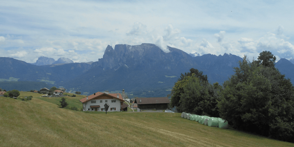 Paesaggio intorno alle piramidi di terra