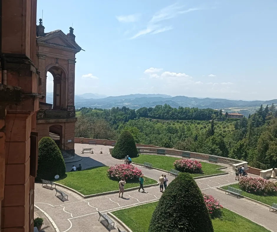 veduta sull'entrata alla basilica di san luca a bologna