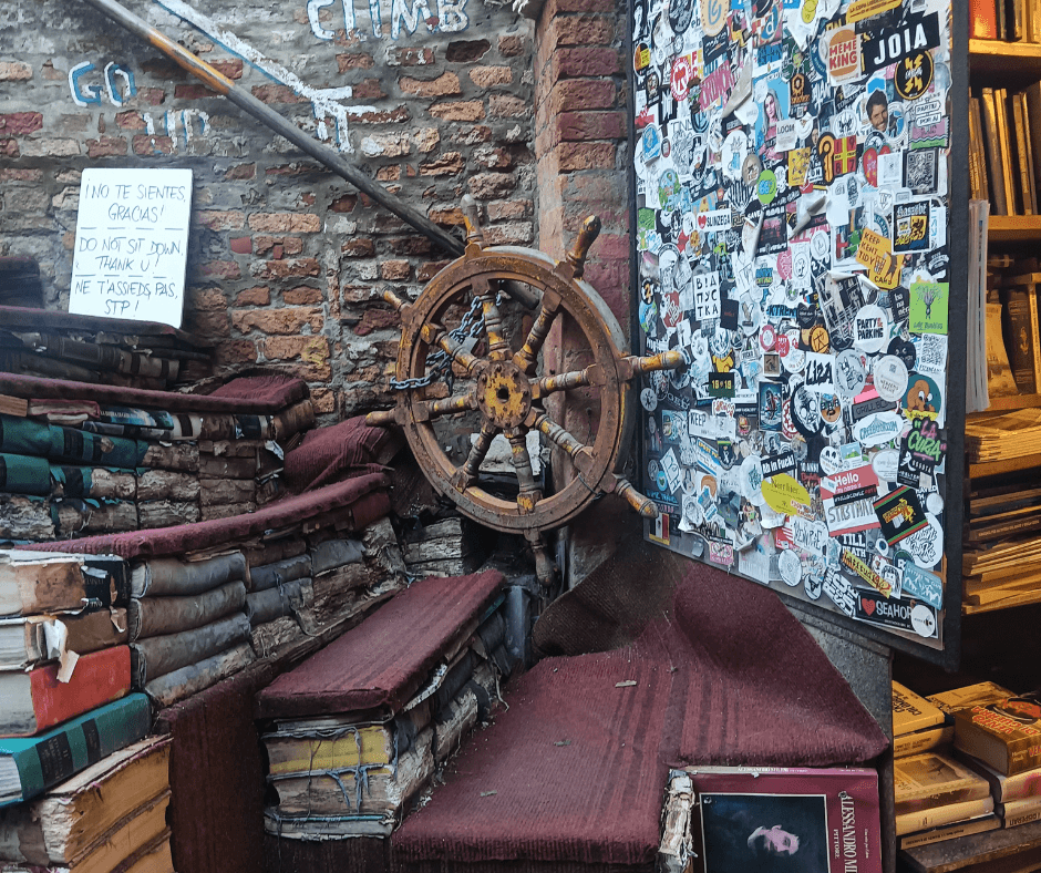 scala enciclopedia libreria acqua alta