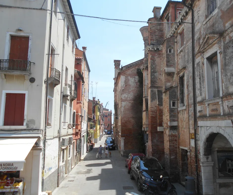 calle caratteristica a chioggia