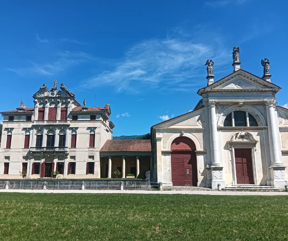 il corpo centrale di Villa Angarano e chiesetta gentilizia di Santa Maria Maddalena