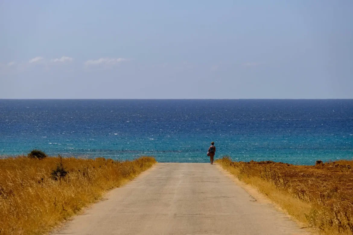 Viaggiare lentamente nell’epoca del turismo mordi e fuggi