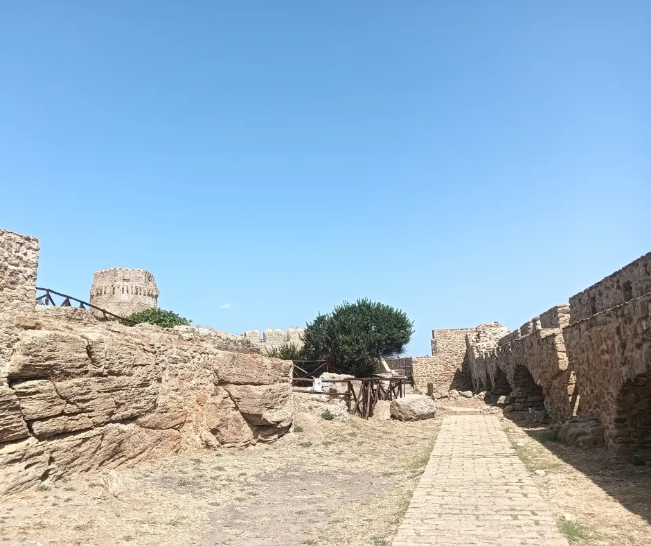 uno scorcio della parte esterna della visita al castello aragonese Le Castella