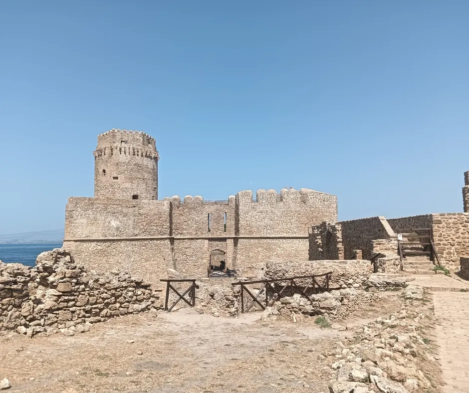 visuale interna del castello aragonese le castella